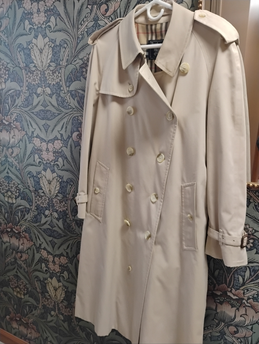 Vintage Burberry Classic Beige Trench Coat - Timeless Women's Outerwear - Picture 4 of 16